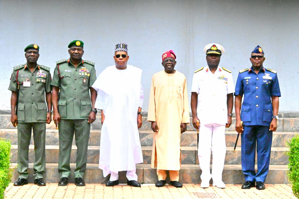 President Tinubu decorates newly-appointed Service Chiefs, seeks teamwork President Tinubu decorates newly-appointed Service Chiefs, seeks teamwork