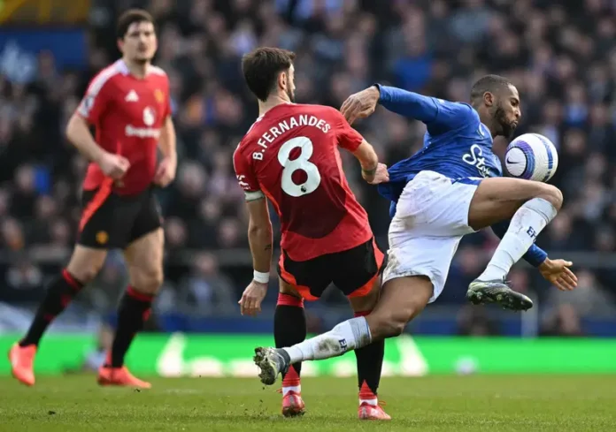 Fernandes leads Man Utd comeback in Everton draw