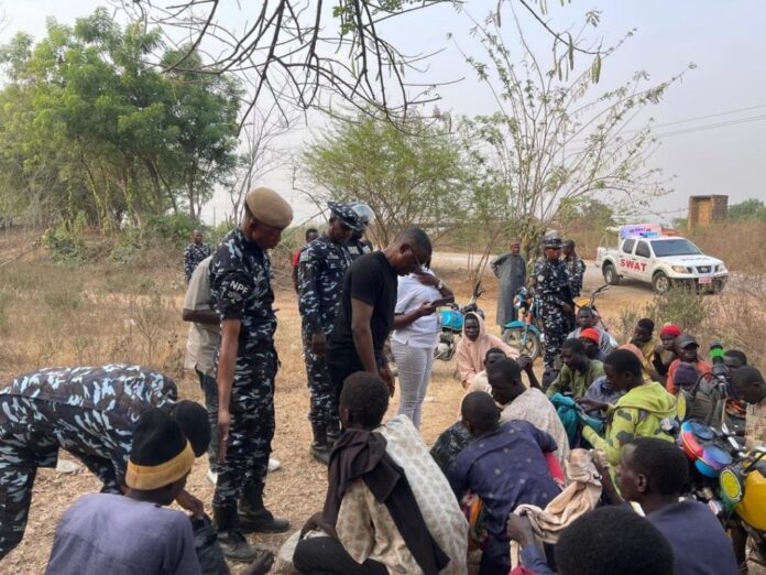 Police intercept 20 suspects in possession of daggers, charms