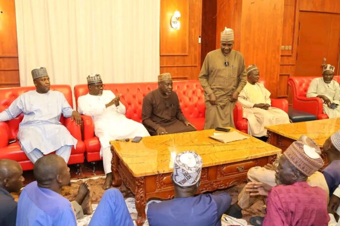 Senator Bomai donates ₦40 million to APC leaders in Fika