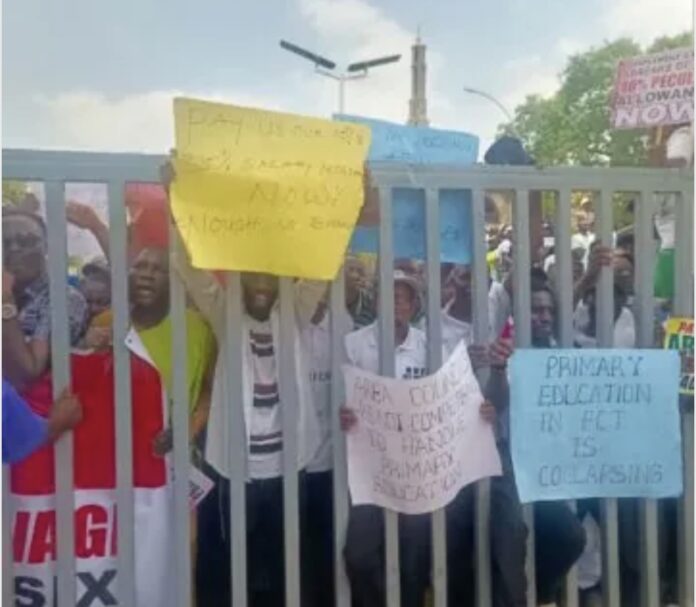 FCT workers protest non-payment of ₦70,000 minimum wage, shut down secretariat