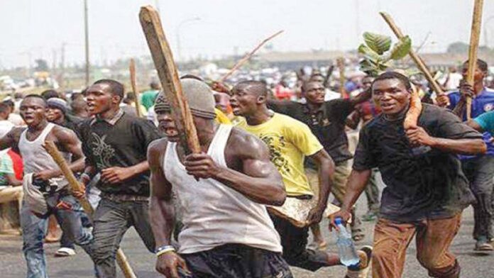 Mob lynches two suspected armed robbers