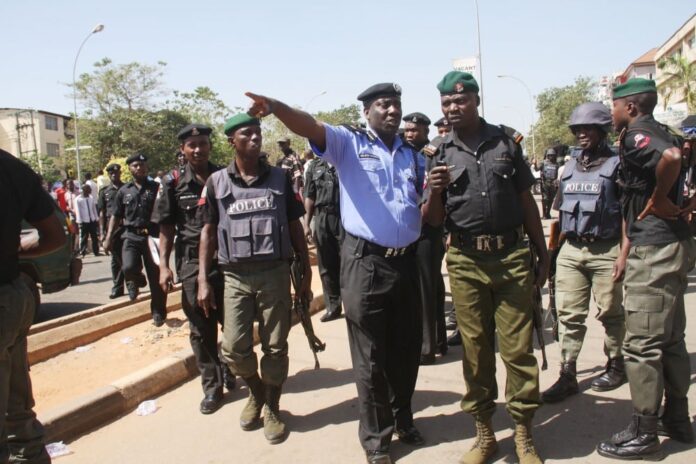 ‎2 teenagers killed in barbershop armed robbery